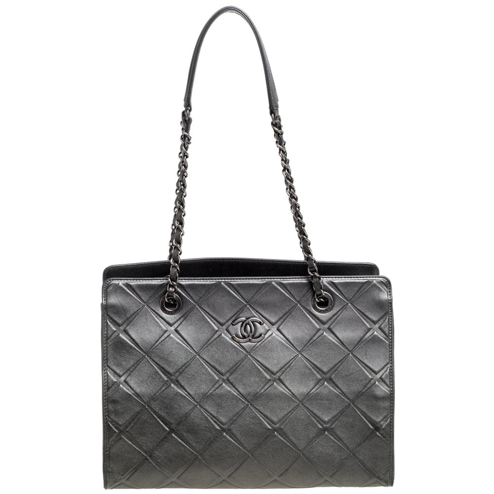 Chanel - Fourre-tout à hélice en cuir gris matelassé