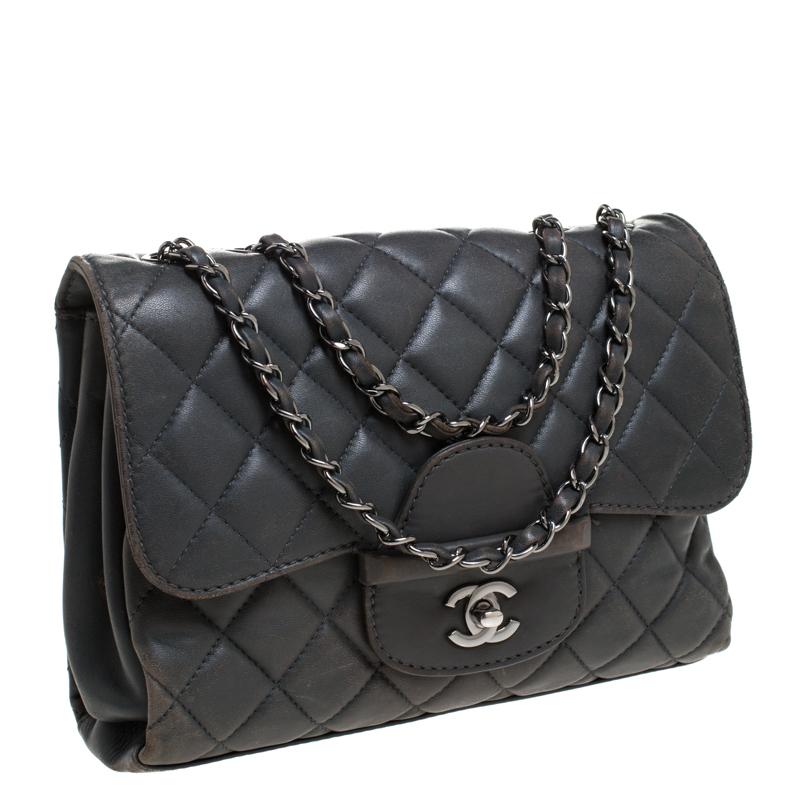 Chanel Grey Quilted Leather Shoulder Bag In Good Condition In Dubai, Al Qouz 2