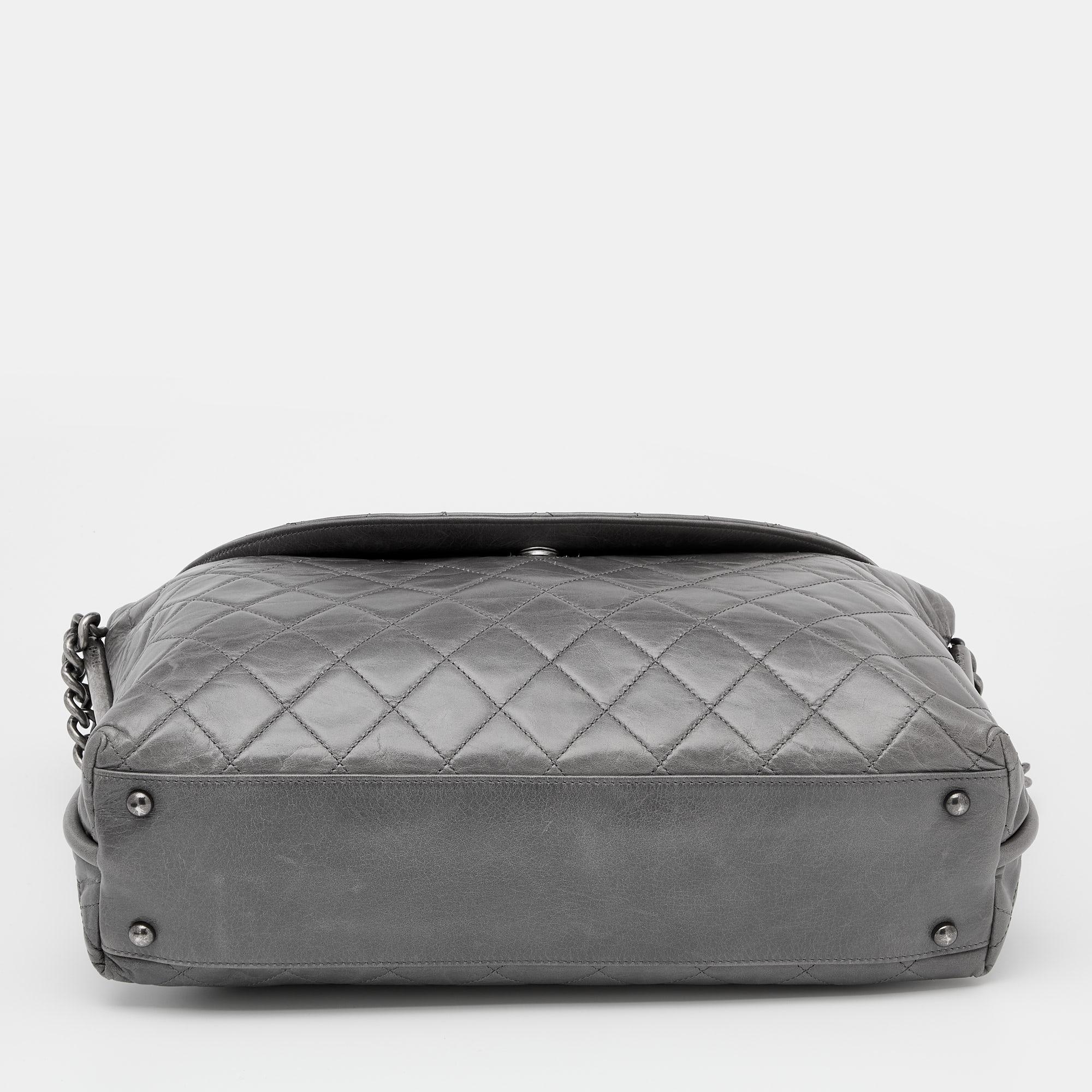 Chanel Grey Quilted Leather Shoulder Bag In Good Condition In Dubai, Al Qouz 2