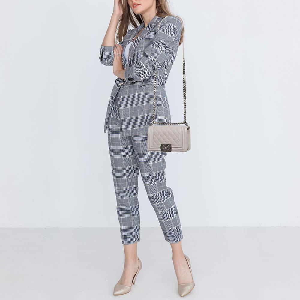 Introduced as a part of the Chanel Fall/Winter collection of 2011 the Boy flap bag embodies an alluring appeal and is complemented with exquisite details. This grey creation is meticulously crafted from quilted leather and features side paneling a