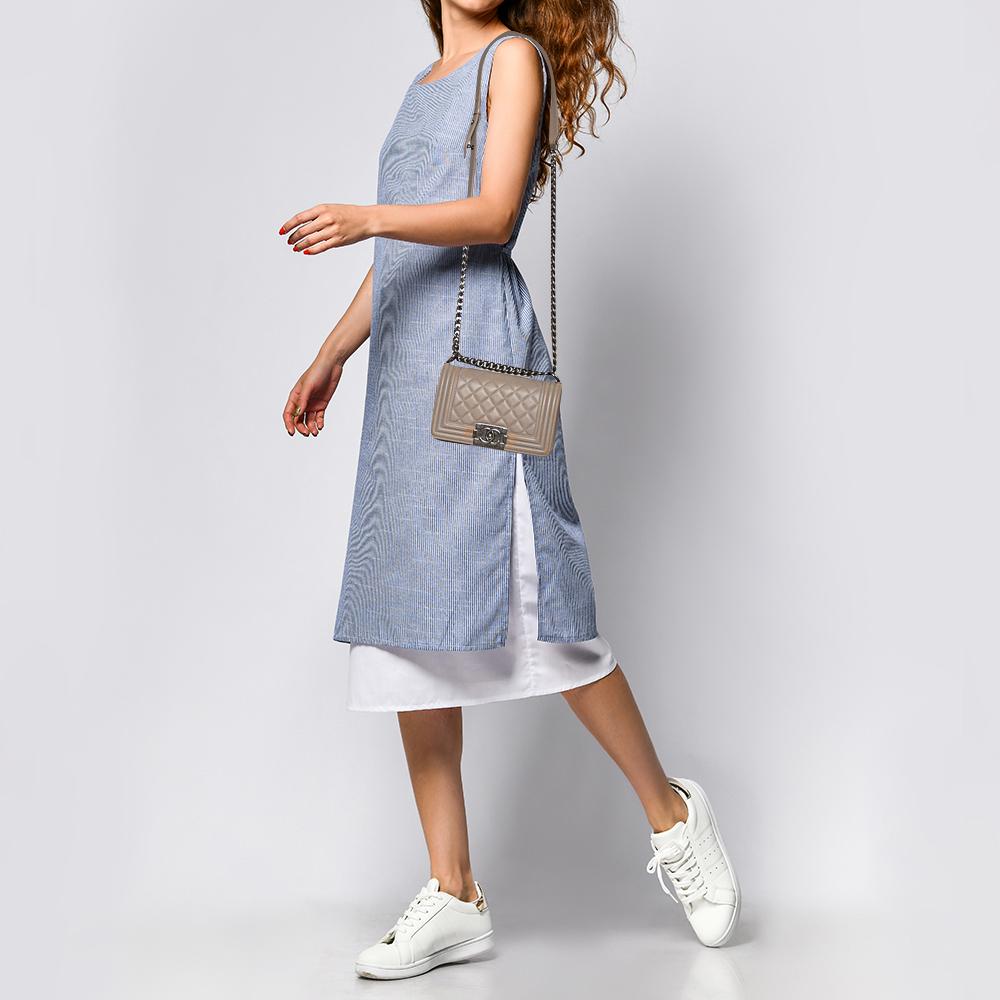 The Boy Flap bag is an icon of Chanel's. This here is a version in grey quilted leather. It brings the signature label within the fabric interior and the iconic CC push lock on the flap. The piece has back-tone hardware and a shoulder chain link to