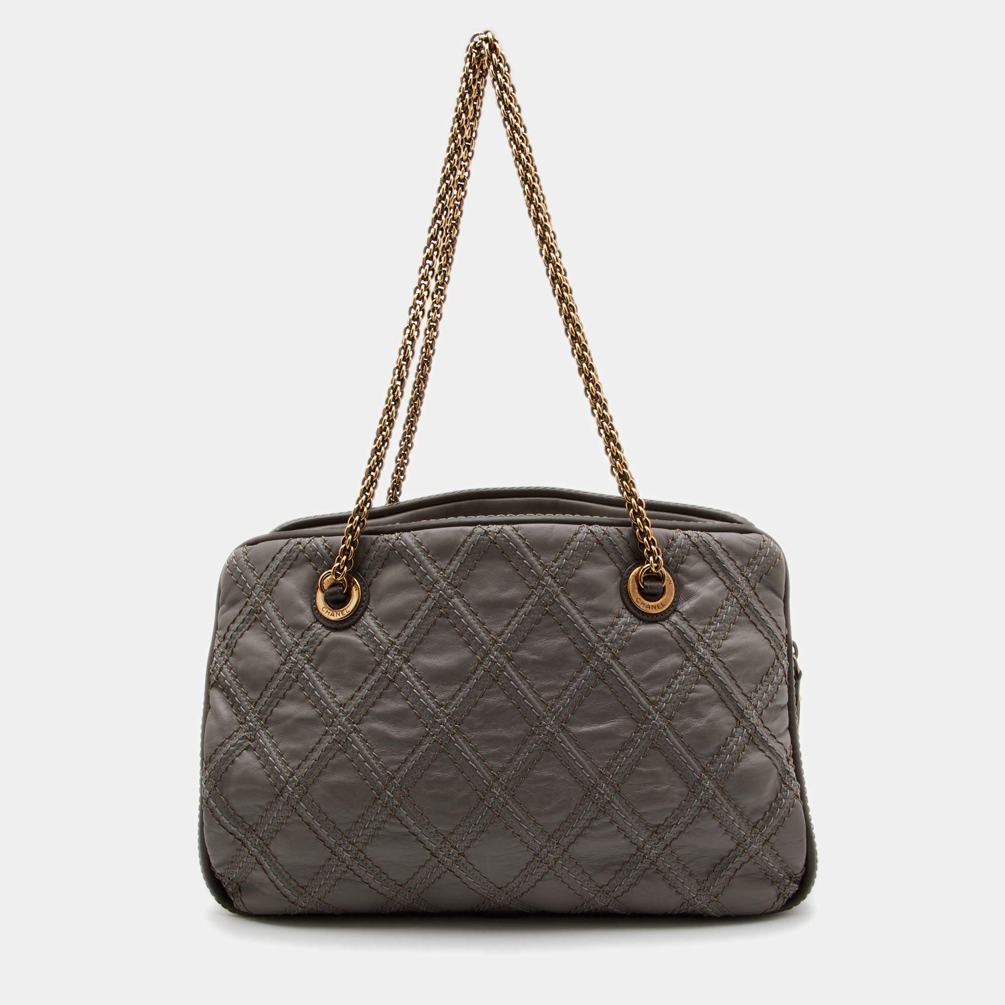 This investment-worthy Chanel Triptych tote is crafted from grey leather, and it has the diamond quilt all over. It features the CC charm at the front, and two shoulder handles in gold-tone metal. The interior is lined with satin.

Includes: