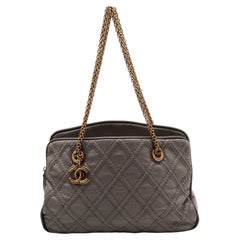 Chanel Graue gesteppte Triptychon-Tasche aus Leder mit Stickereien