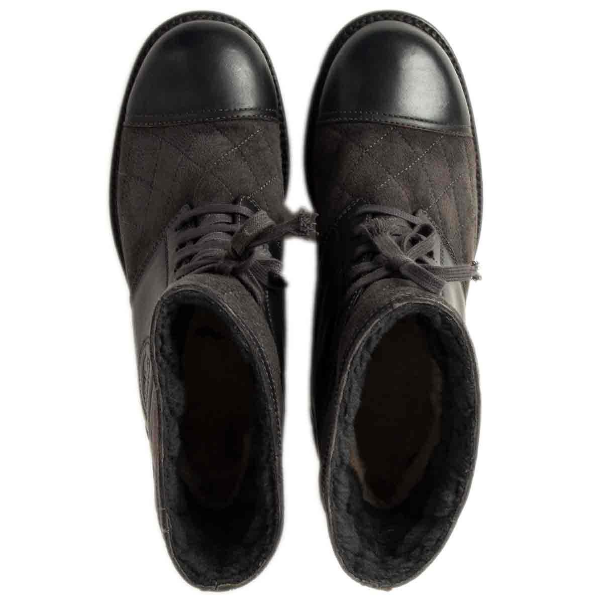 CHANEL grau QUILTED Wildleder & Leder SHEARLING ANKLE Stiefel Schuhe 38 im Angebot 1