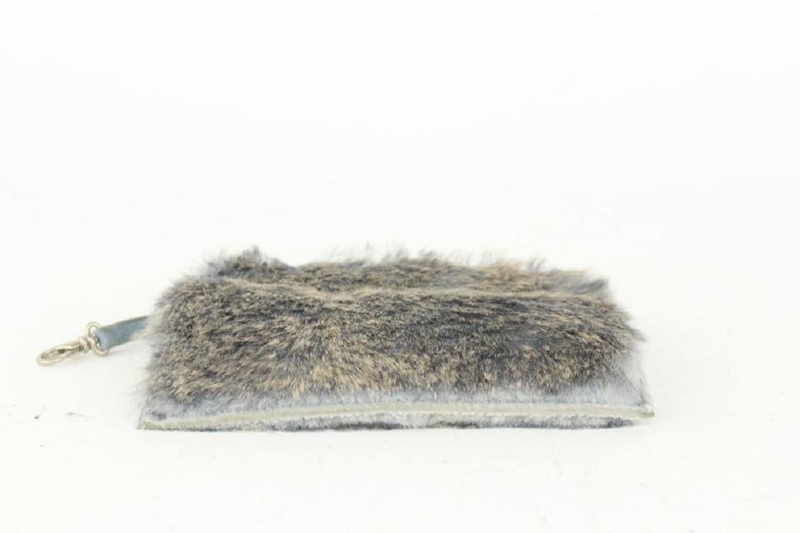 Chanel - Pochette en fourrure de lapin grise 1014c21 en vente 2