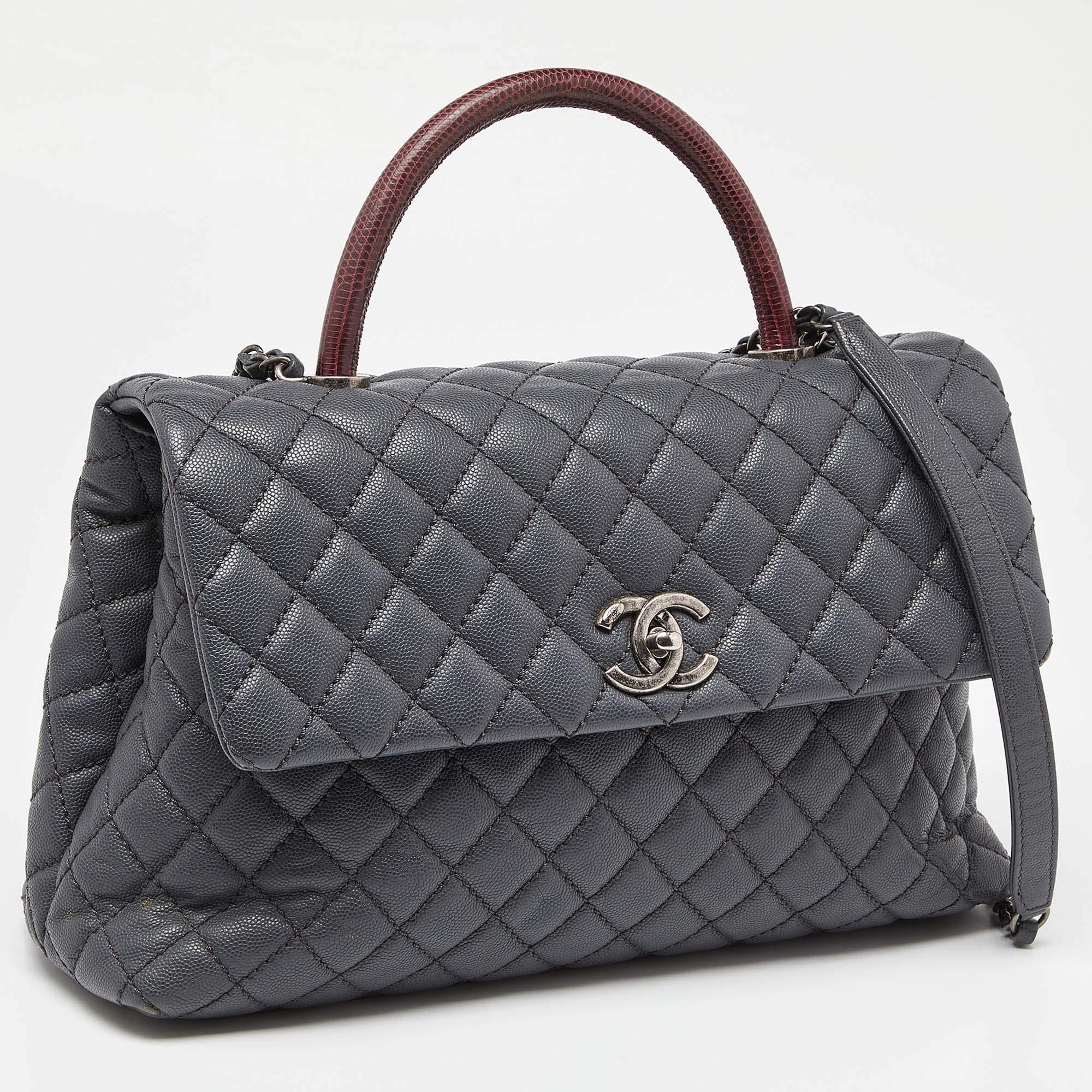 Chanel Medium Coco Top Handle Bag aus grauem/rotem Kaviarleder und Eidechsenleder im Zustand „Gut“ in Dubai, Al Qouz 2