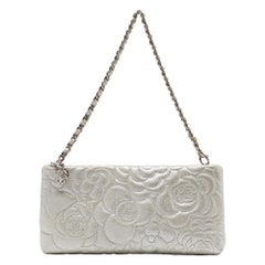 Chanel - Pochette en cuir nubuck gris chatoyant avec chaîne embossée camélia