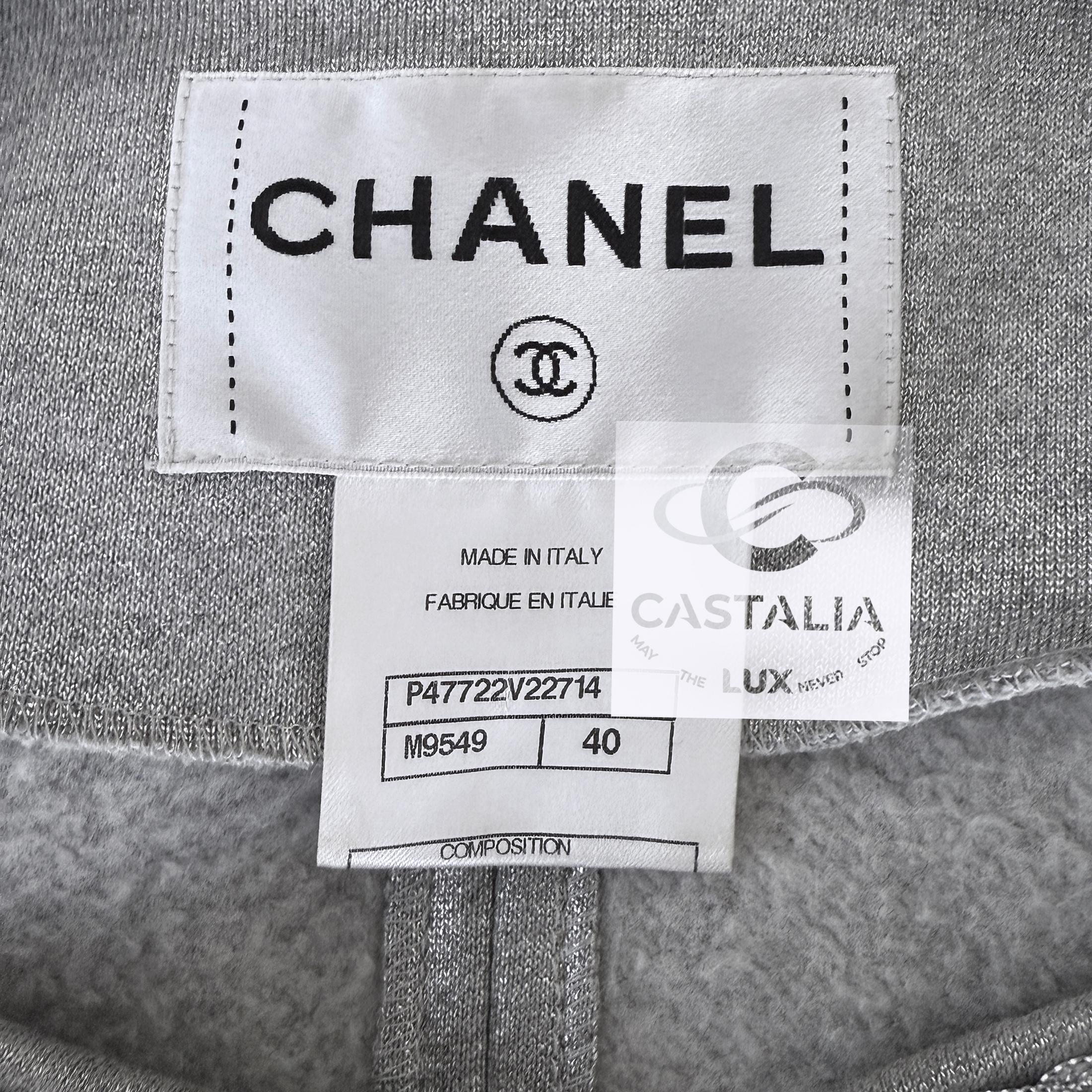 CHANEL Cardigan gris argenté avec bordure en maillons de chaîne 40 FR en vente 8