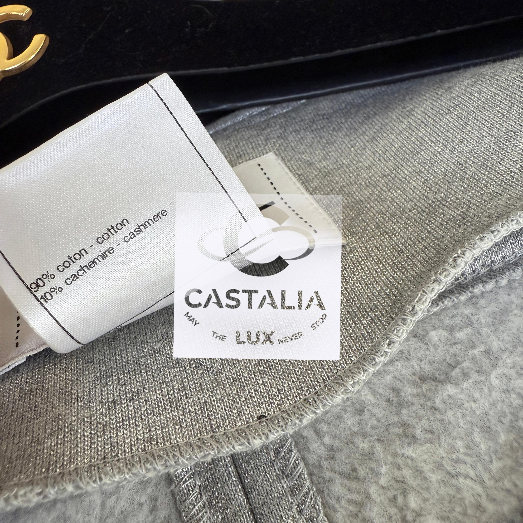 CHANEL Cardigan gris argenté avec bordure en maillons de chaîne 40 FR en vente 9