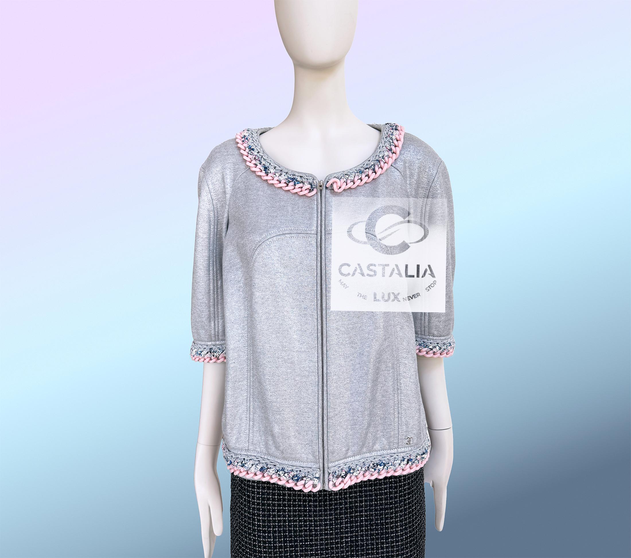 CHANEL Cardigan gris argenté avec bordure en maillons de chaîne 40 FR Excellent état - En vente à Dubai, AE