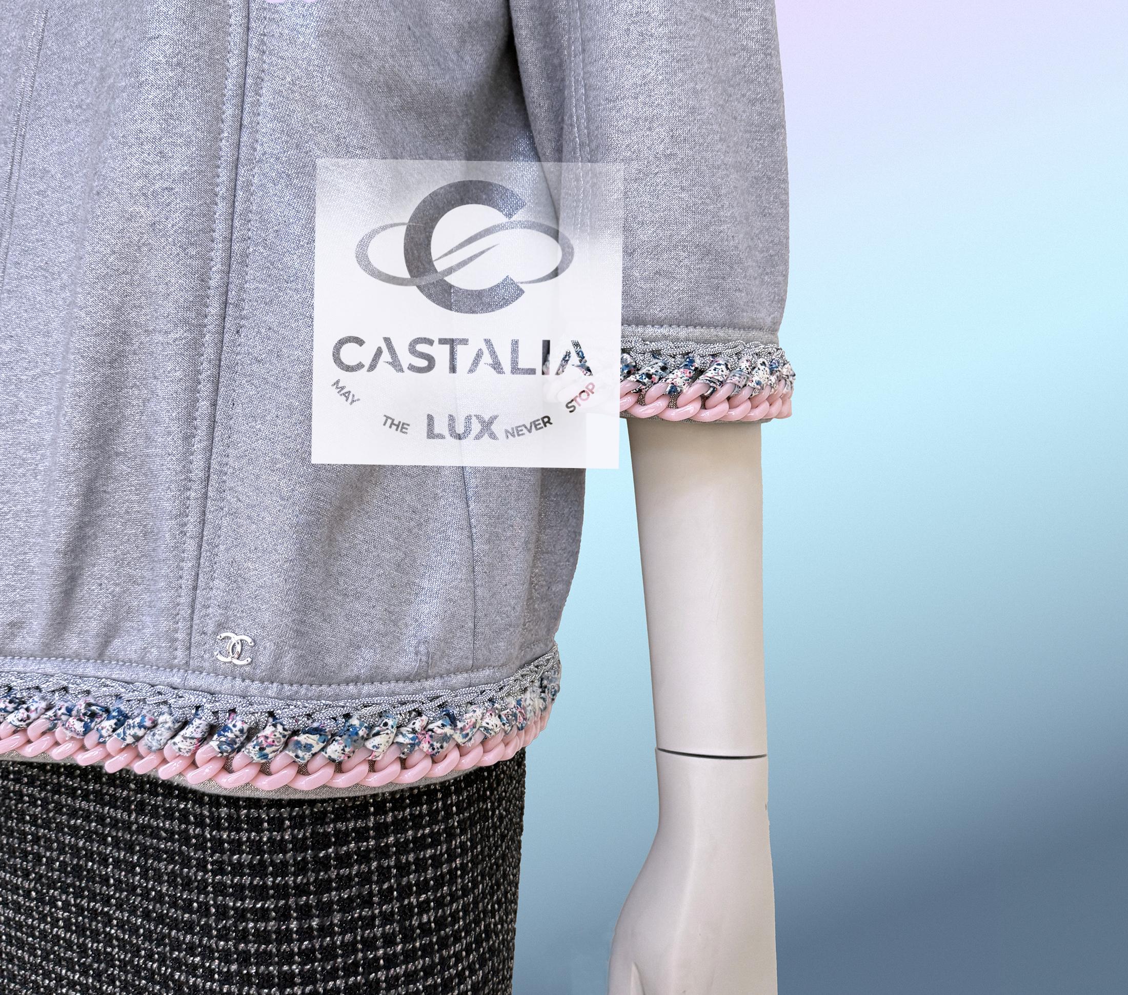 CHANEL Cardigan gris argenté avec bordure en maillons de chaîne 40 FR en vente 1