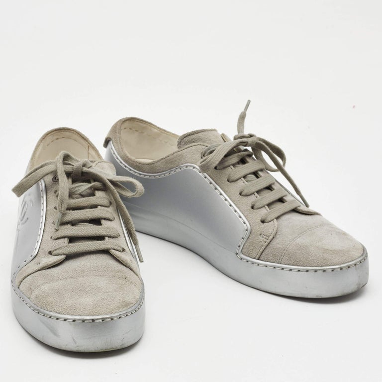 Chanel Baskets basses en daim et cuir gris/argenté, taille 38