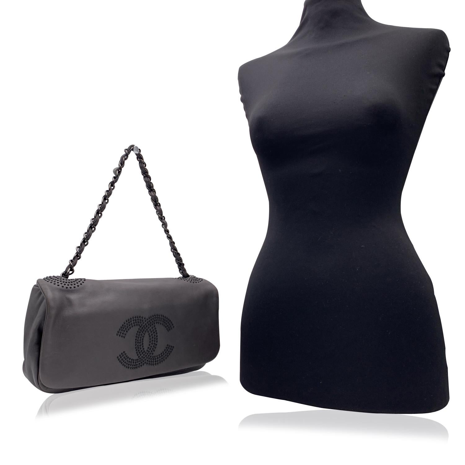 Chanel Grau Smooth Leder Akkordeon Nieten CC Umhängetasche (Schwarz)
