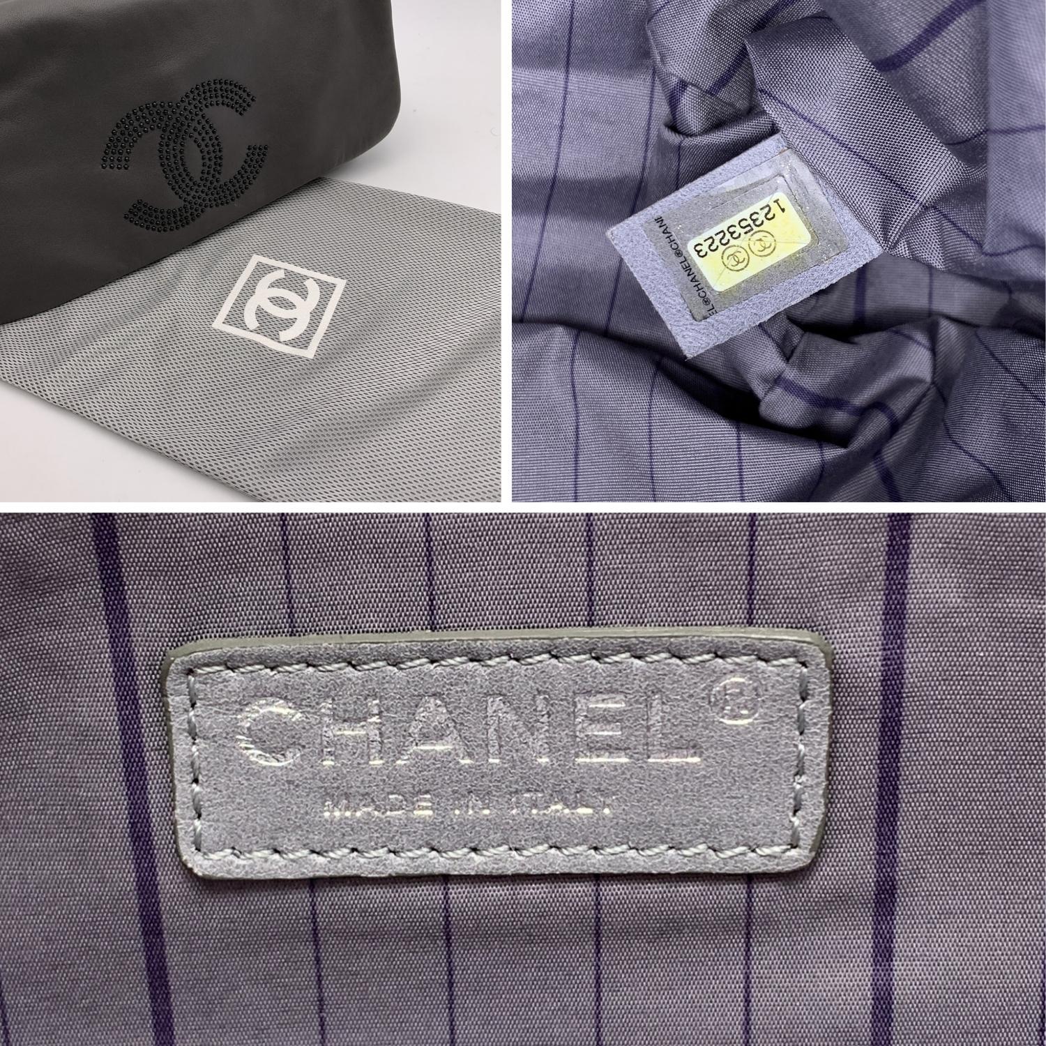 Chanel Grau Smooth Leder Akkordeon Nieten CC Umhängetasche Damen
