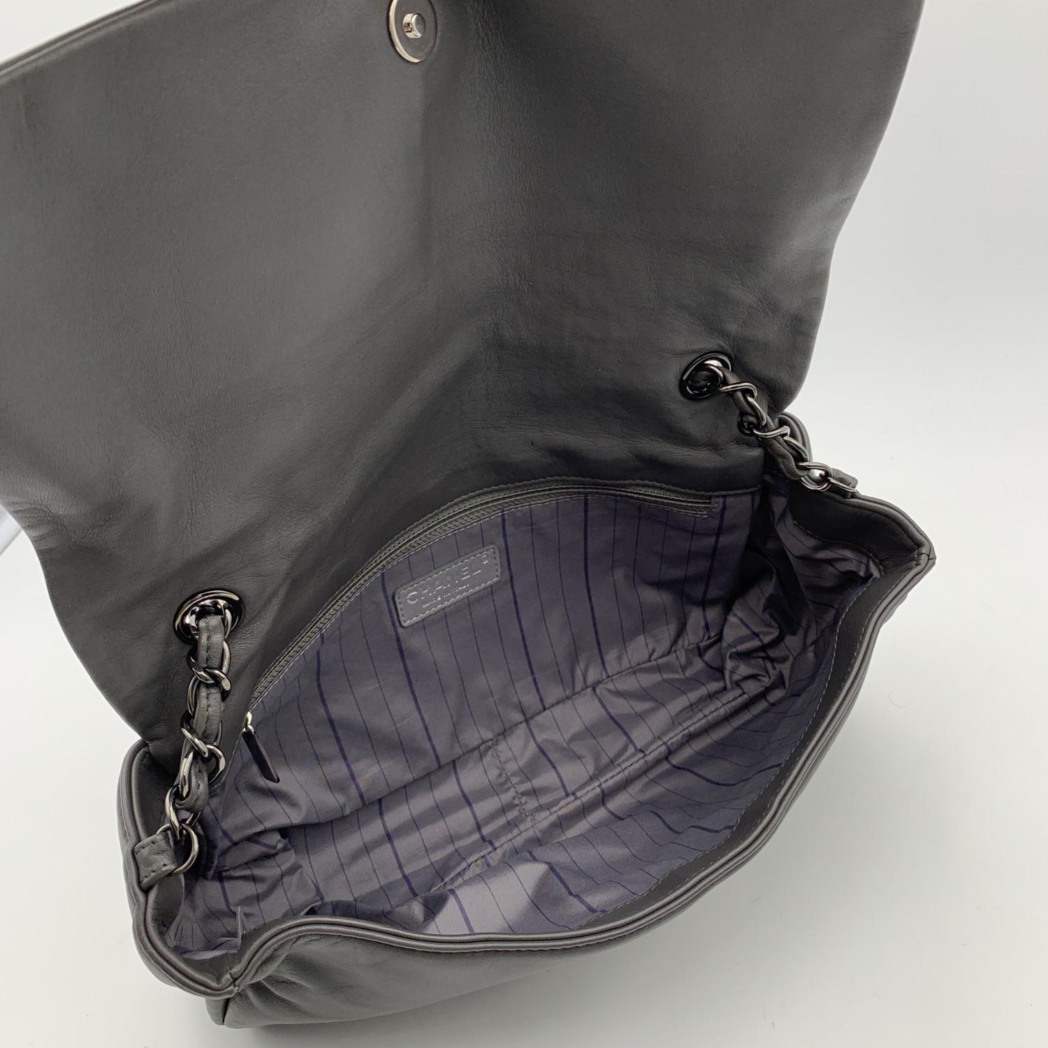 Chanel Grau Smooth Leder Akkordeon Nieten CC Umhängetasche 1