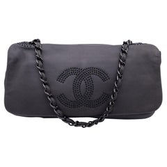 Chanel Grau Smooth Leder Akkordeon Nieten CC Umhängetasche