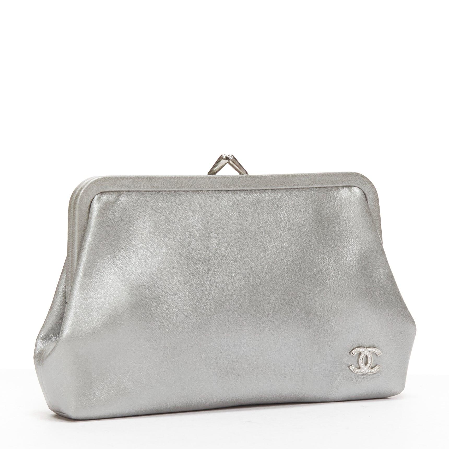 CHANEL grey smooth leather CC crystal logo silver kisslock small pouch
Reference: AAWC/A00999
Brand: Chanel
Material: Leather
Color: Silver, Grey
Pattern: Crystals
Closure: Kiss Lock
Lining: Grey Leather
Extra Details: This clutch does not have a