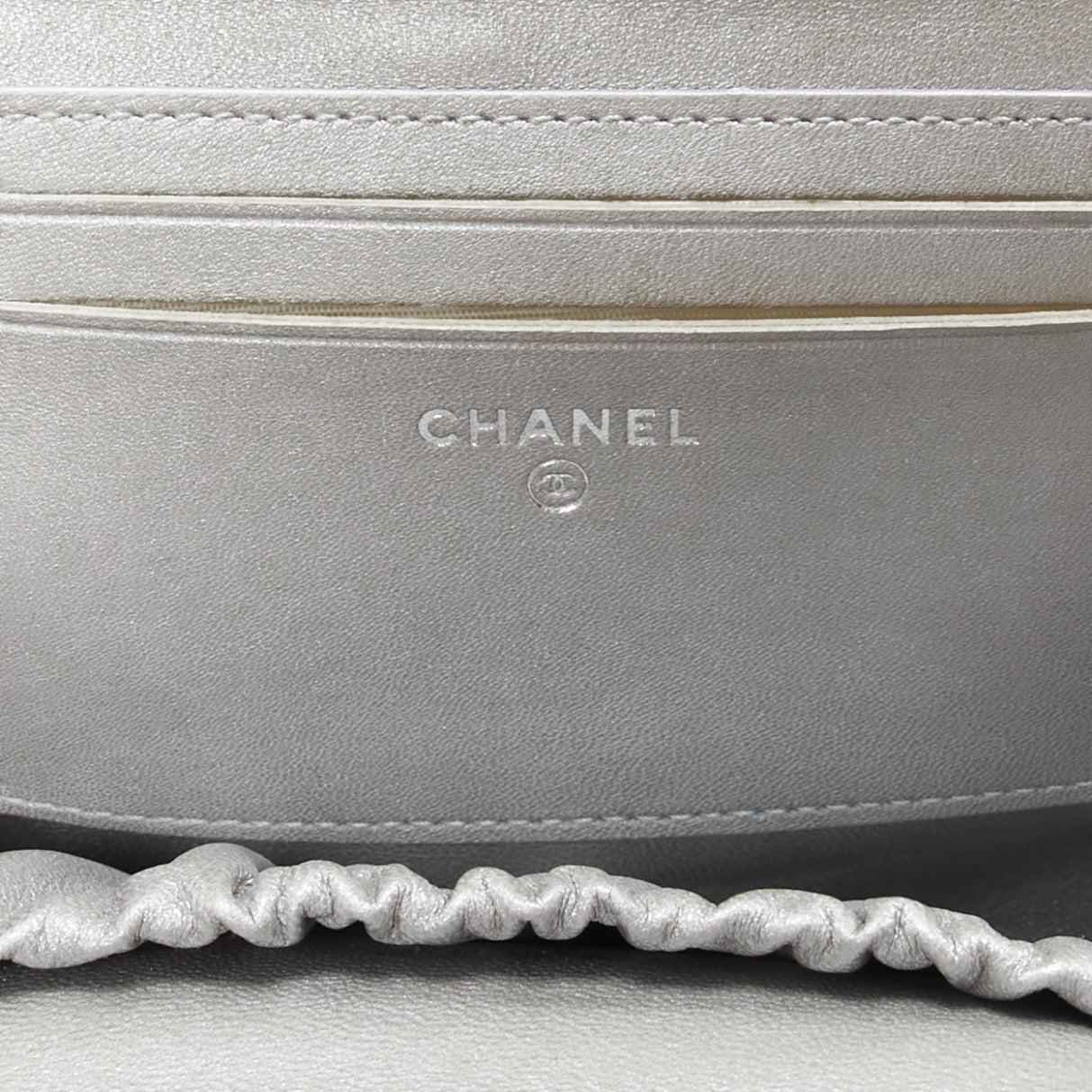 CHANEL petite pochette grise en cuir lisse avec logo CC en cristal argenté 4