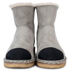 CHANEL Graue Stiefel aus Wildleder 19B CHAIN TRIM SHEARLING LINED Stiefel Schuhe 39