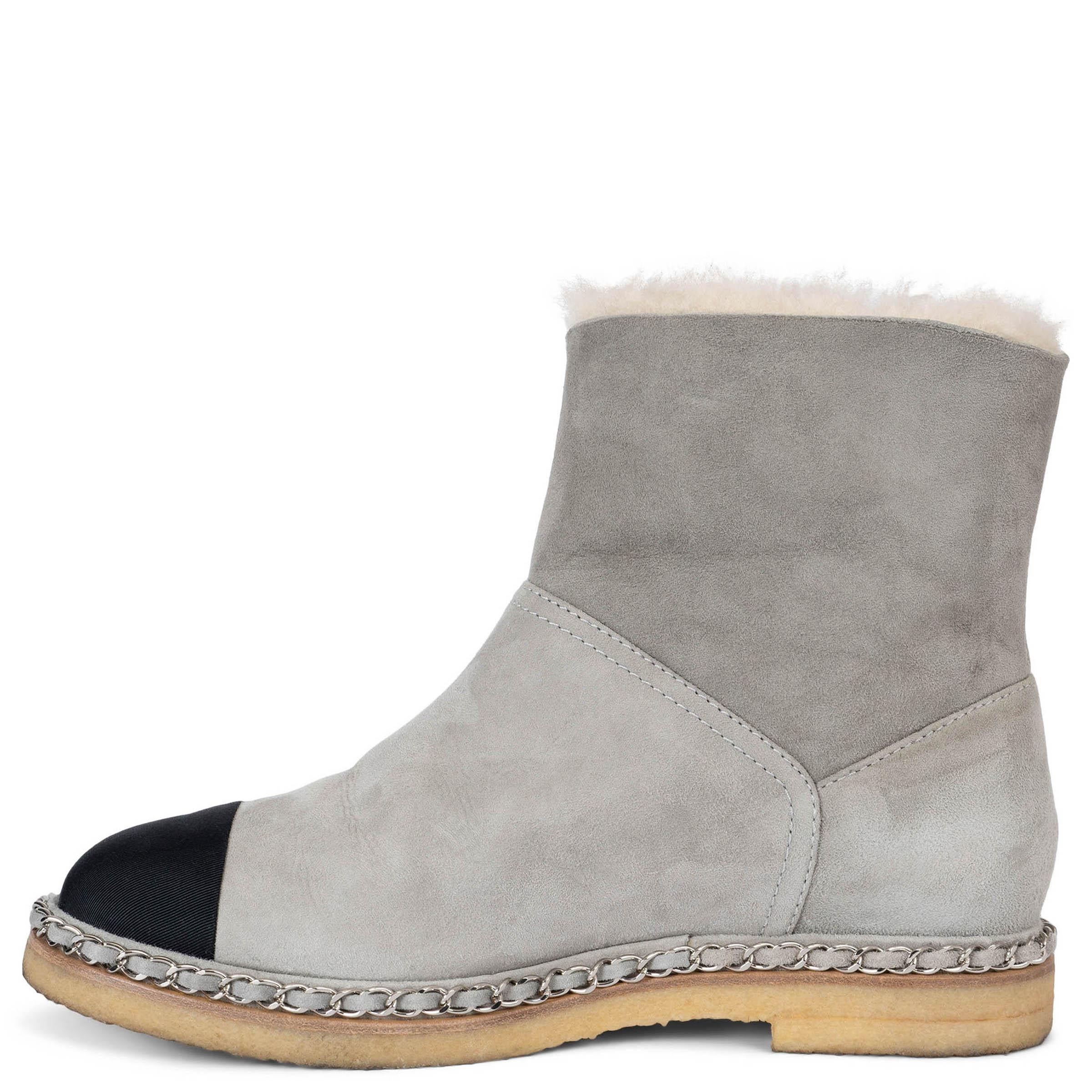Gris CHANEL Bottes en daim gris 19B CHAIN TRIM SHEARLING LINED Boots 39 en vente