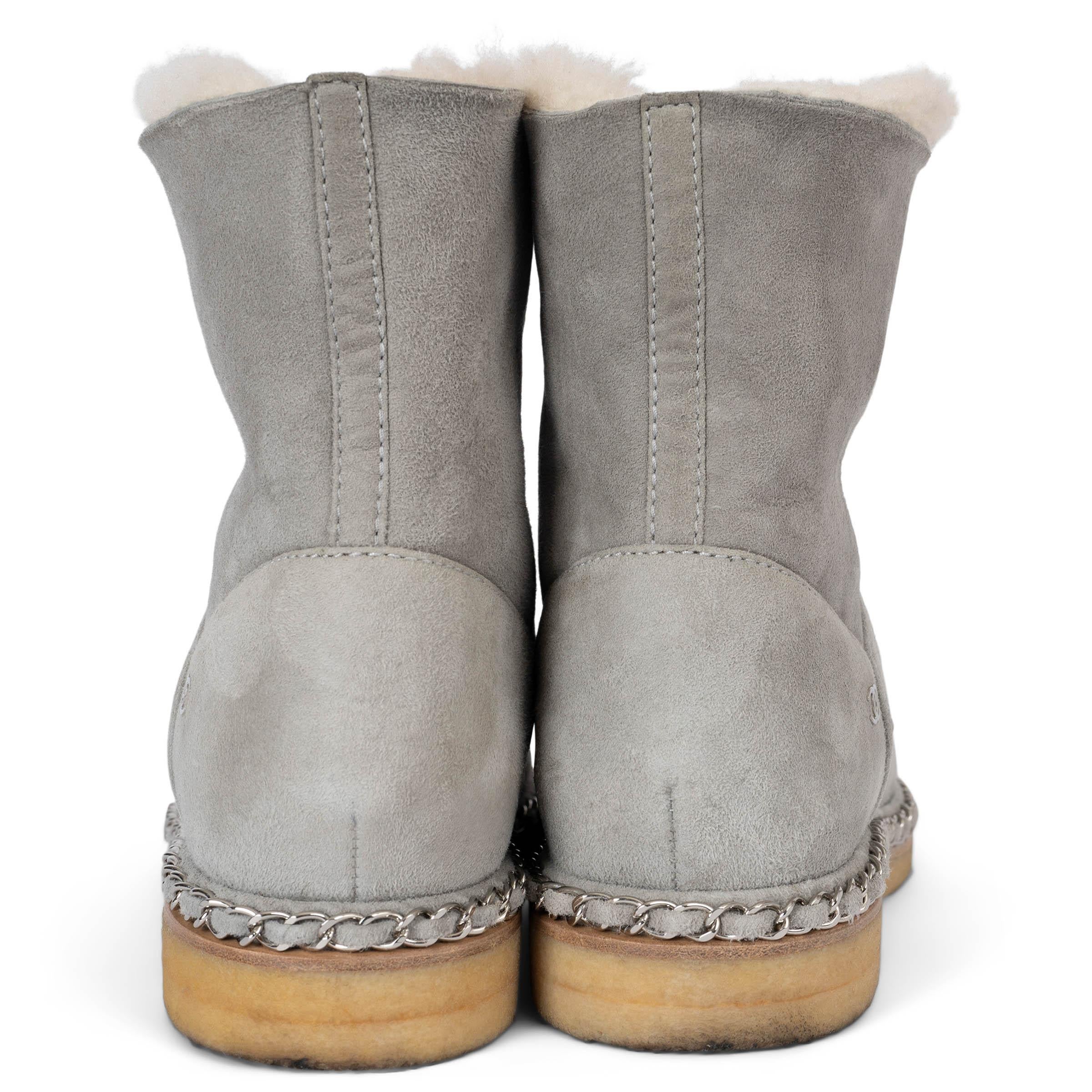 CHANEL Bottes en daim gris 19B CHAIN TRIM SHEARLING LINED Boots 39 Pour femmes en vente
