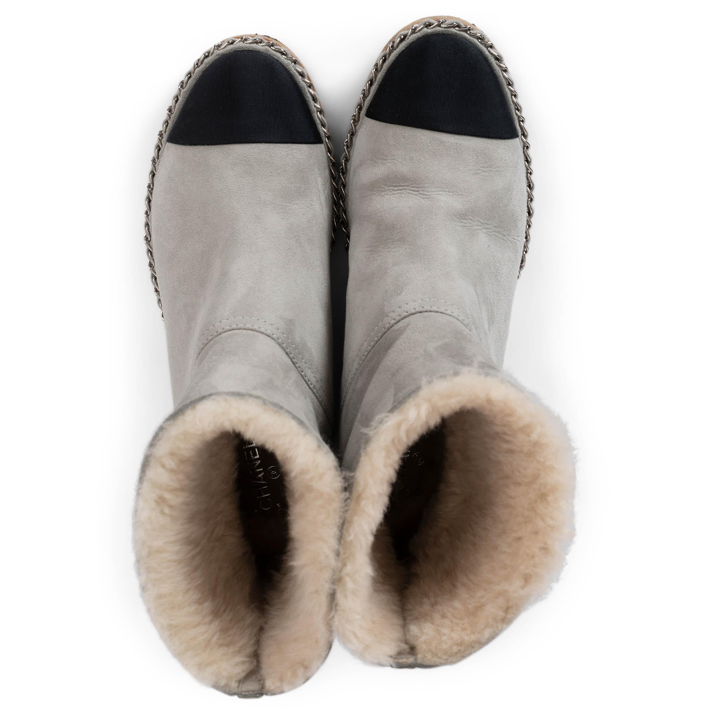 CHANEL Bottes en daim gris 19B CHAIN TRIM SHEARLING LINED Boots 39 en vente 1