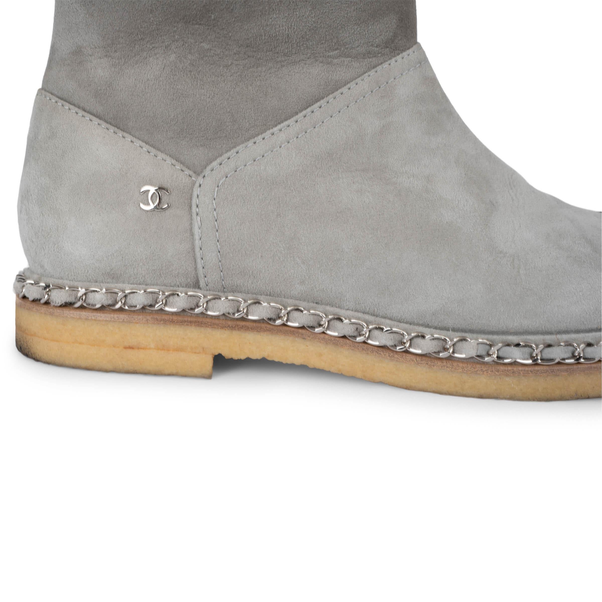 CHANEL Bottes en daim gris 19B CHAIN TRIM SHEARLING LINED Boots 39 en vente 2