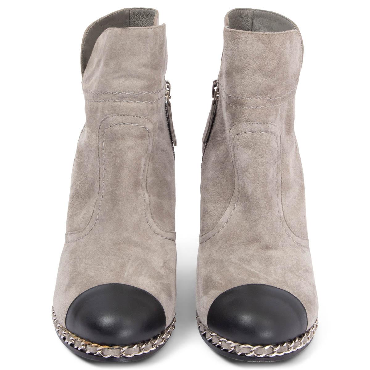 100% authentic Chanel wedge boots in grey suede with chain-trim along the sole and black leather toe-cap. Open with a zipper on the inside. Have been worn and one shoe shows a few marks near the zipper. Otherwise in excellent condition.

2011