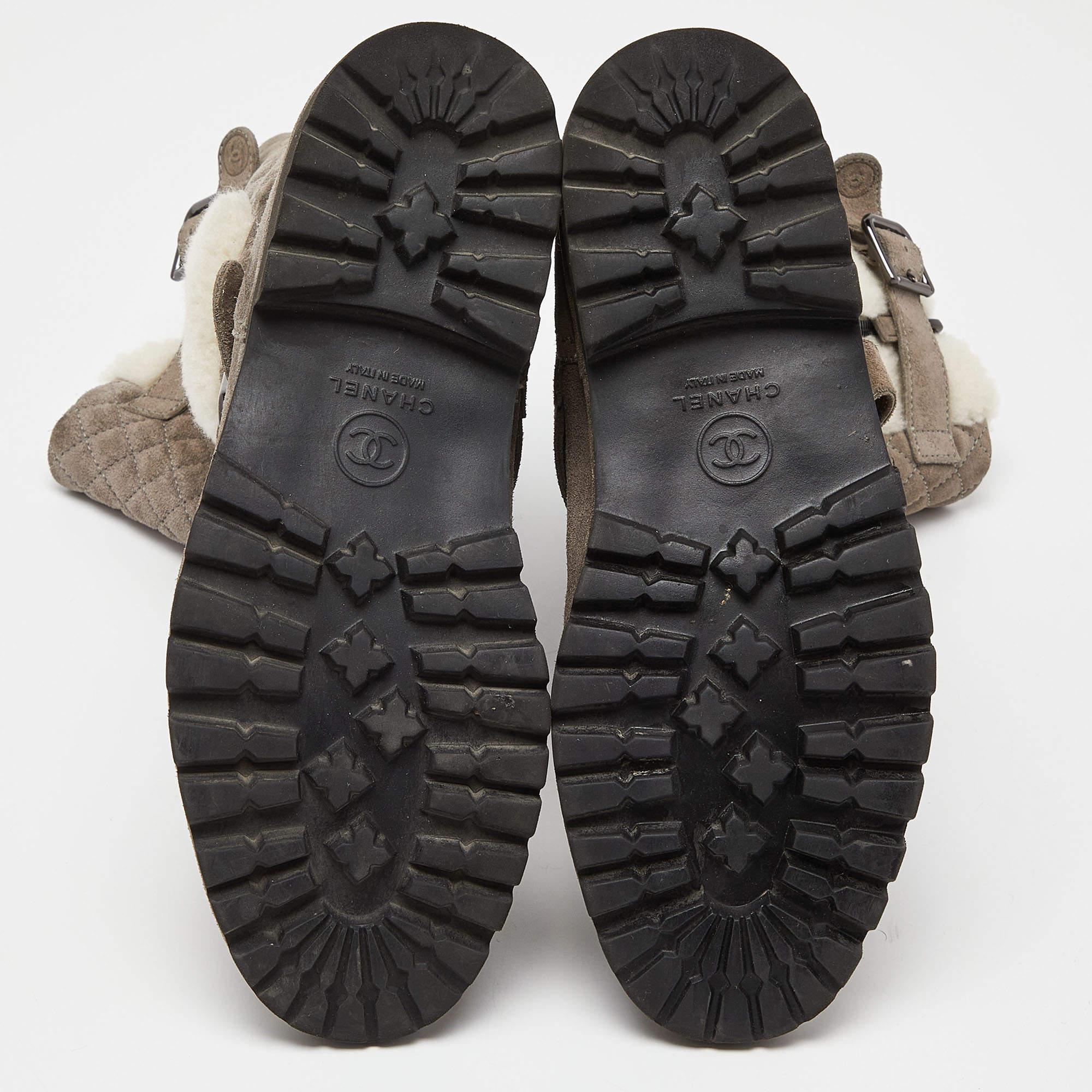 Chanel Grau Wildleder und Pelz CC Mid Calf Stiefel Größe 39 im Angebot 3