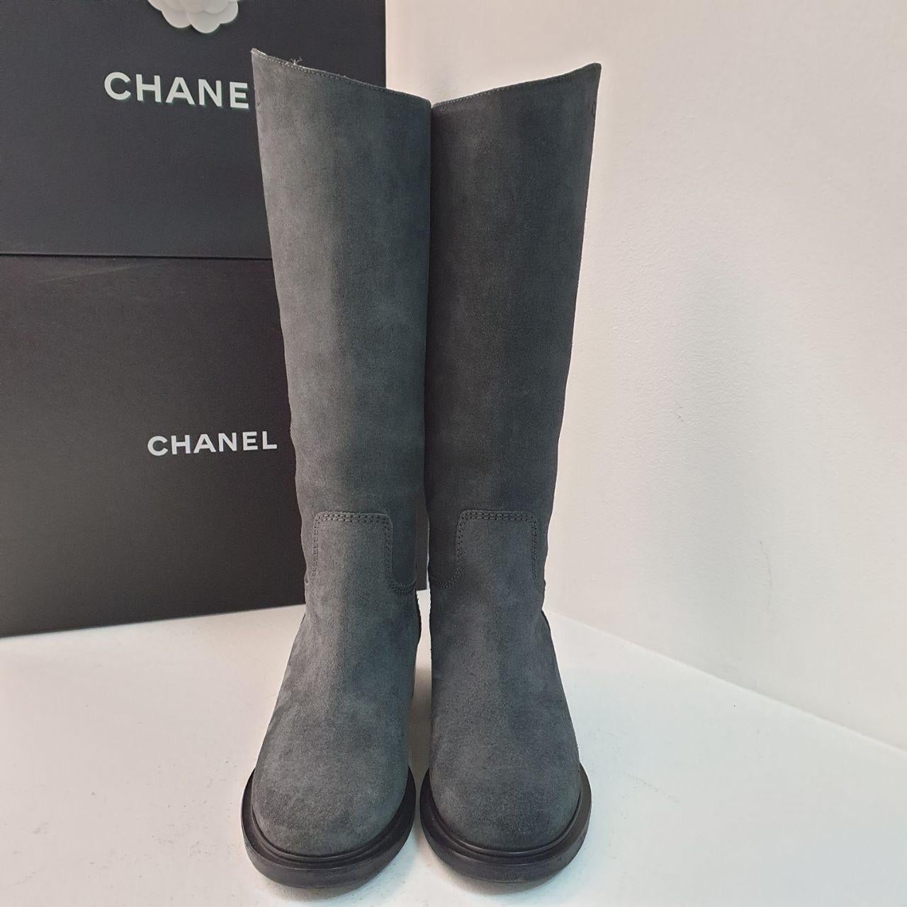 Chanel Grey Suede Boots In Good Condition For Sale In Krakow, PL