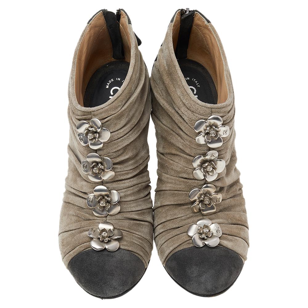 The House of Chanel flaunts its legendary mastery and uniqueness by crafting these beautiful booties. They are designed creatively using grey suede on the exterior and showcase the signatory Camellia motifs perched on the upper, contrast cap toes,