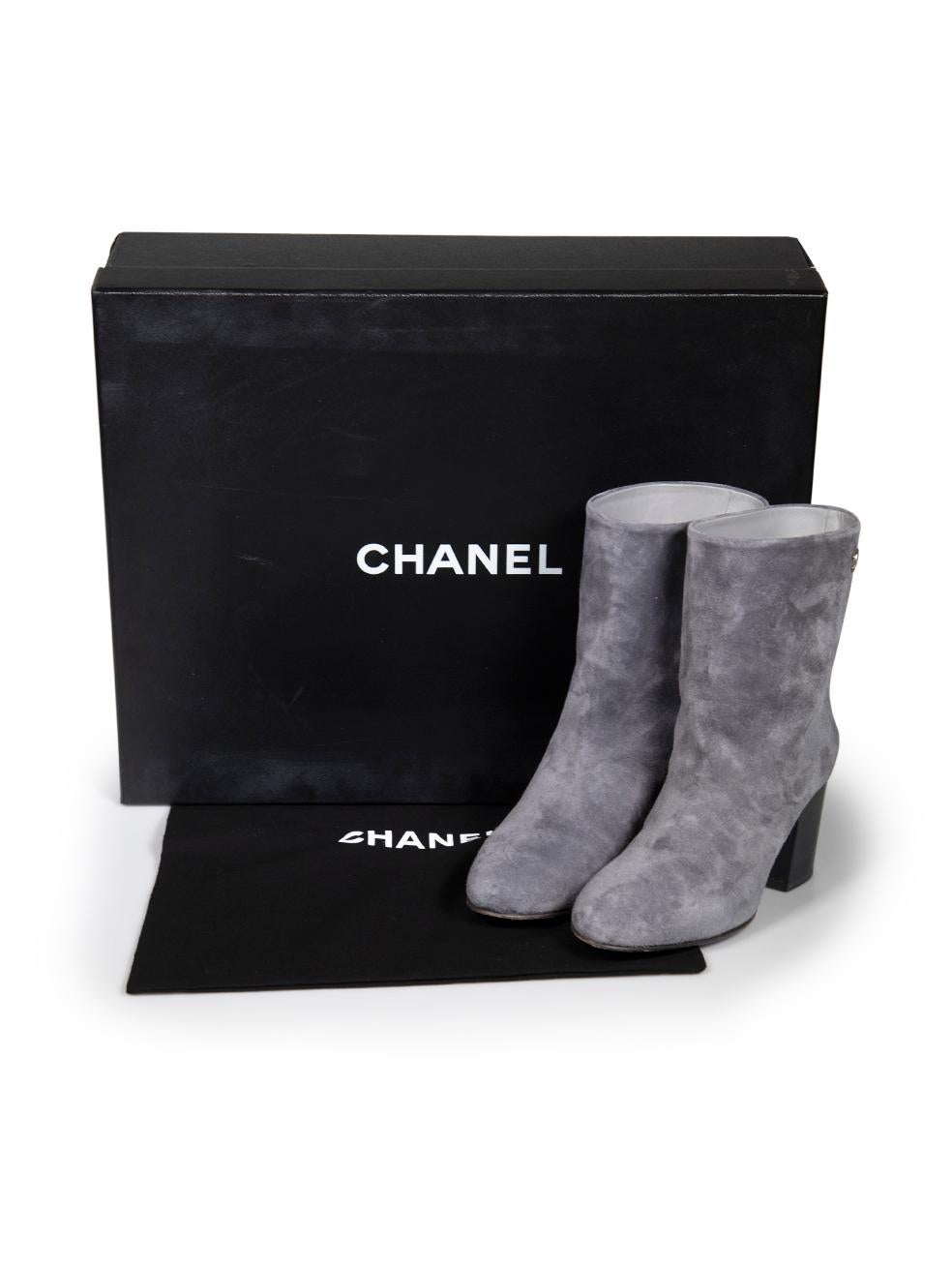 Chanel Grey Suede CC Logo Ankle Boots Size IT 35 For Sale 1