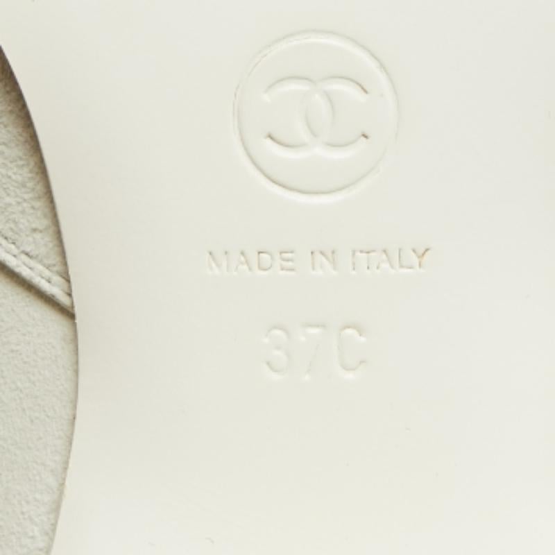 Chanel Bottines à découpes en daim gris Taille 37 en vente 3