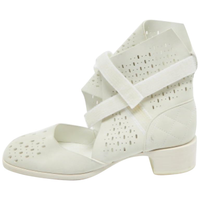 Chanel Grau Wildleder Cut Out Stiefeletten Größe 37
