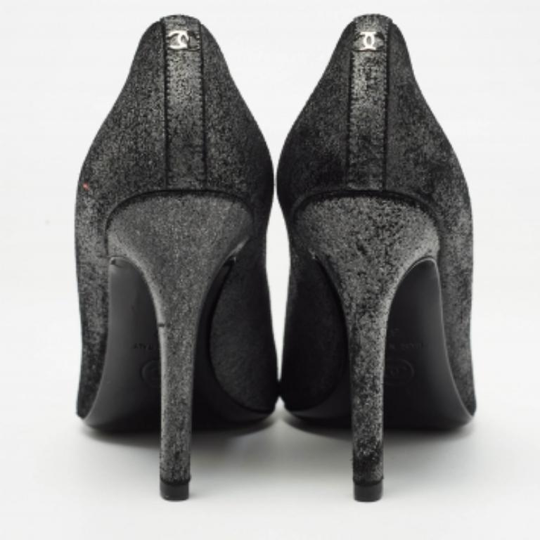 Escarpins Chanel à bout ouvert en daim gris texturé, taille 37 Bon état - En vente à Dubai, Al Qouz 2