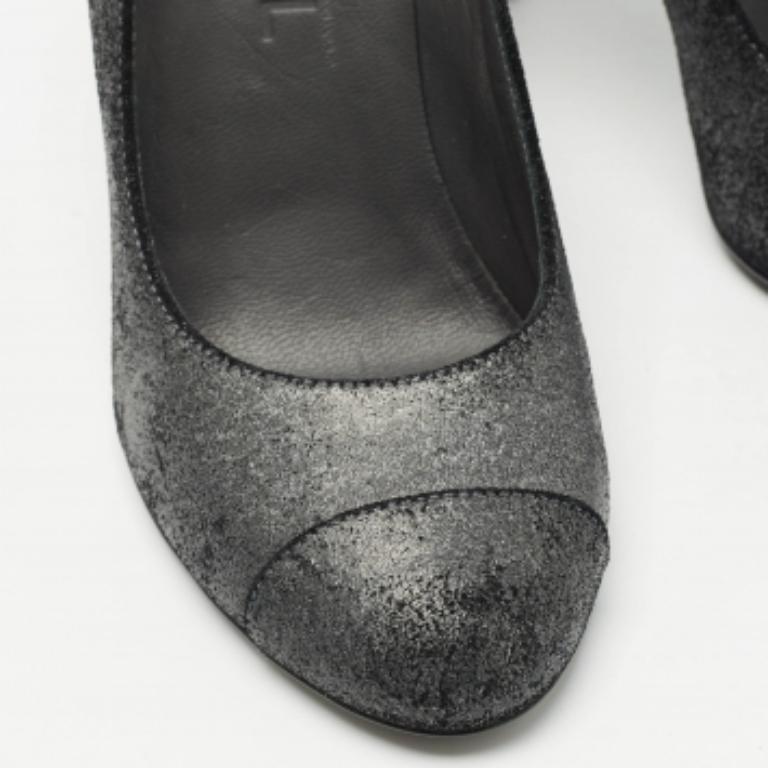 Escarpins Chanel à bout ouvert en daim gris texturé, taille 37 Pour femmes en vente