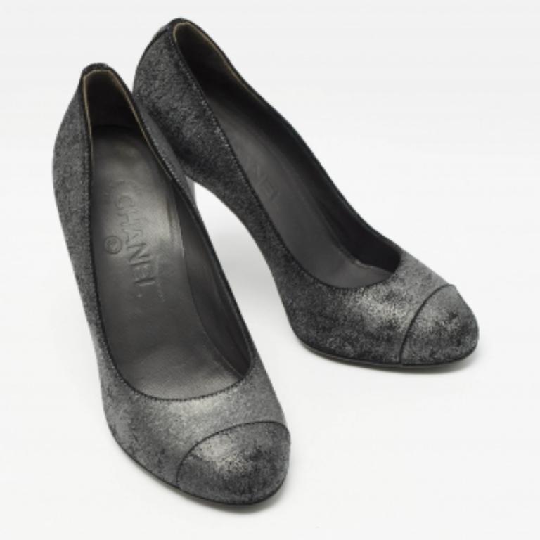 Escarpins Chanel à bout ouvert en daim gris texturé, taille 37 en vente 1
