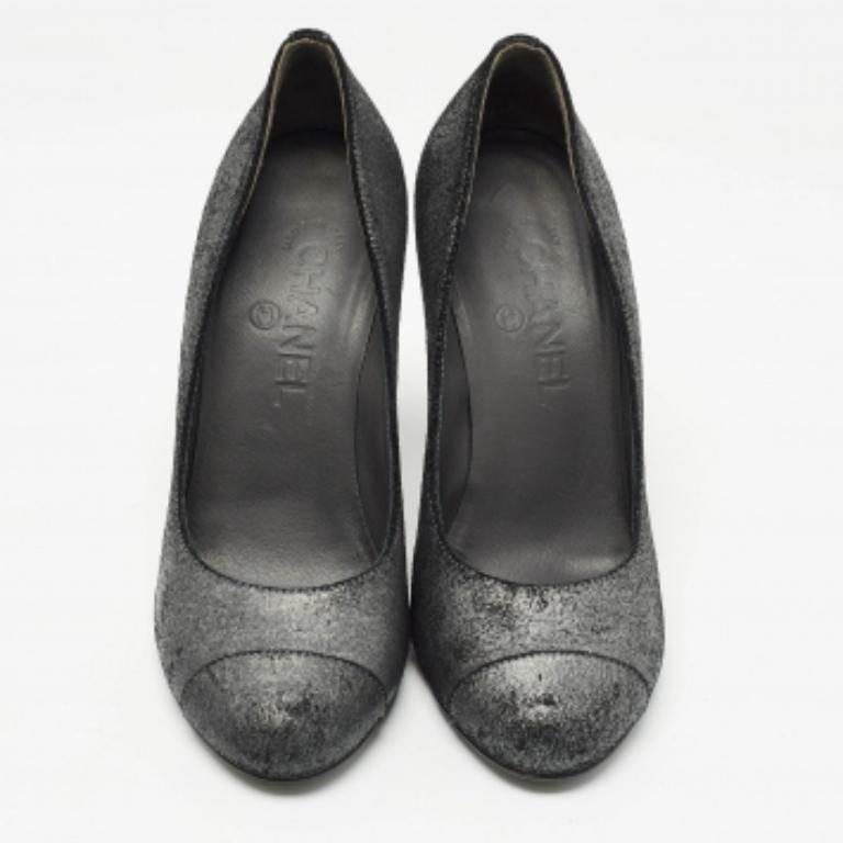 Escarpins Chanel à bout ouvert en daim gris texturé, taille 37 en vente 2
