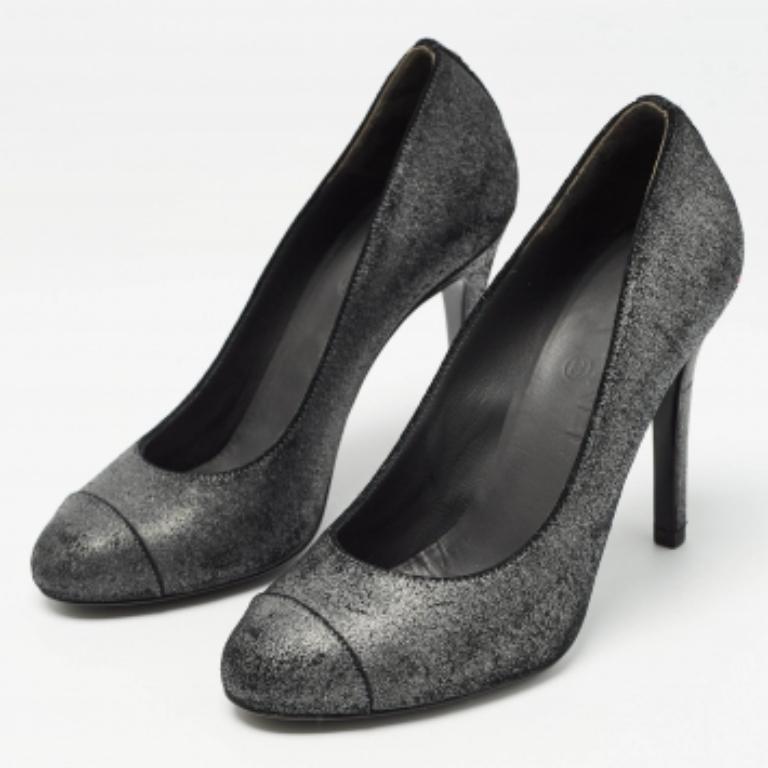 Escarpins Chanel à bout ouvert en daim gris texturé, taille 37 en vente 3