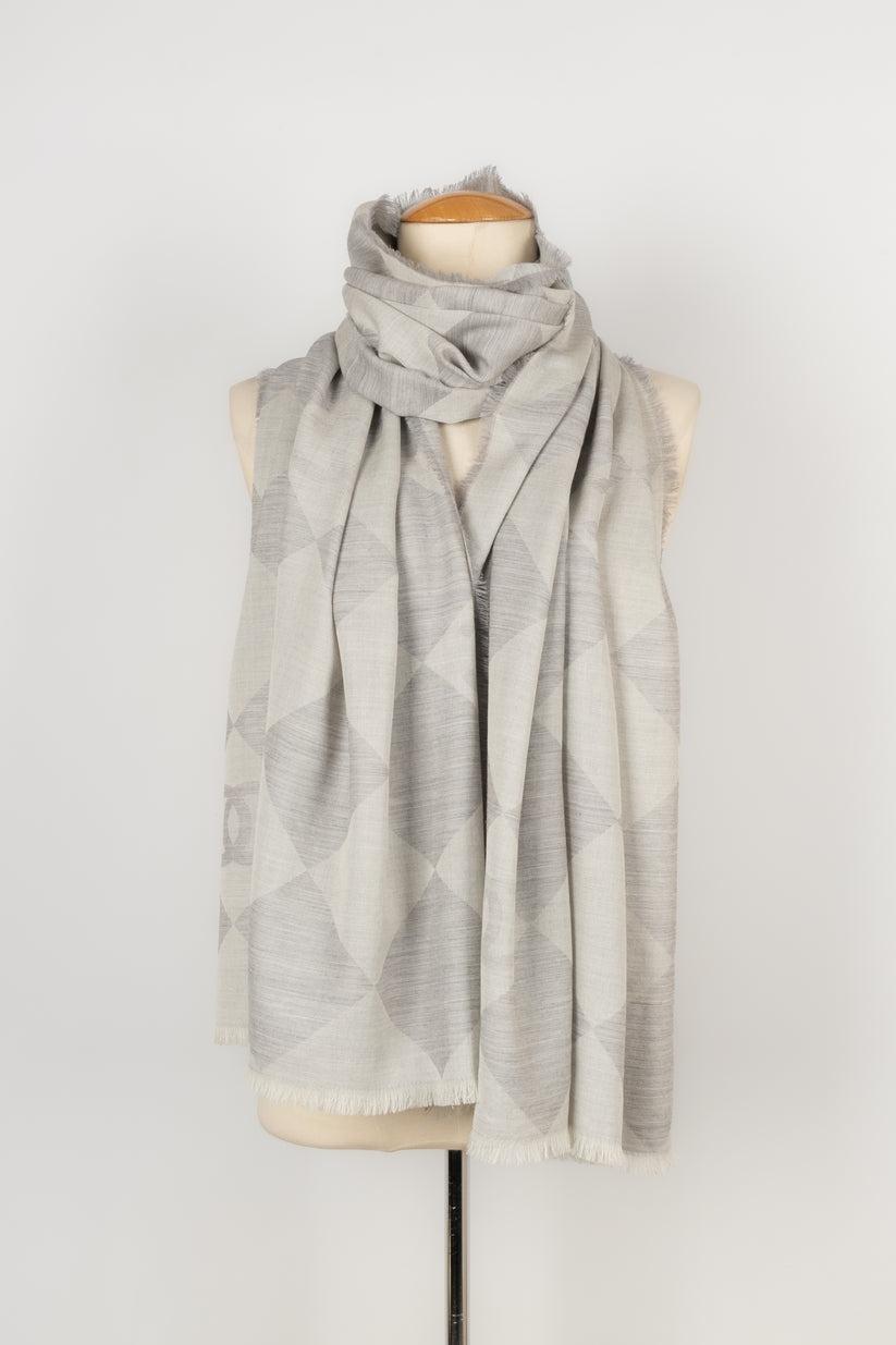 Hermès - (Made in Italy) Grey-tone cashmere large stole.

Additional information:
Condition: Very good condition
Dimensions: about 70 cm x 200 cm

Seller Reference: FFC17