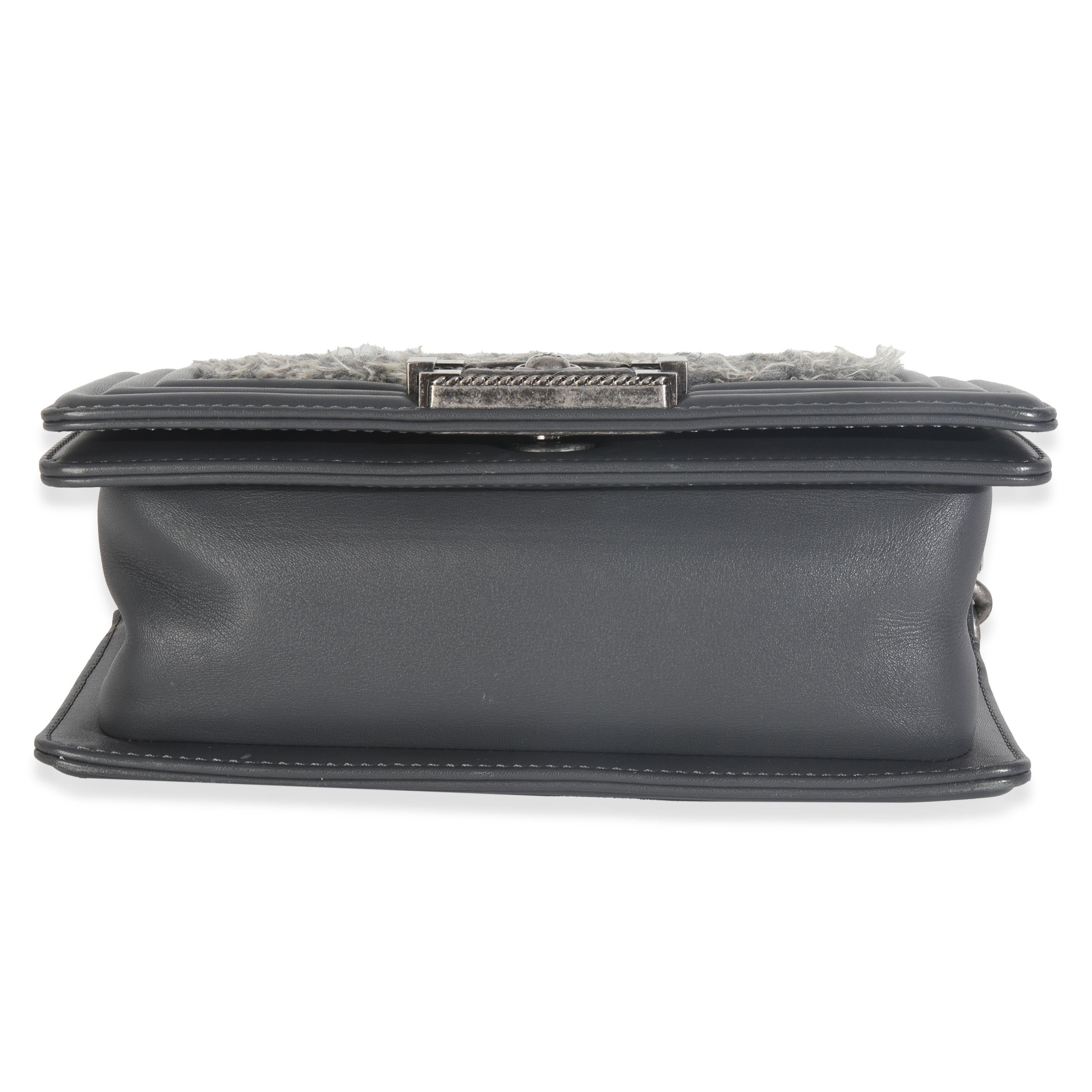 Titre du listing : Chanel - Petit sac en tweed gris et en cuir de veau noir
SKU : 148875
MSRP : 4800.00 USD
Condit : Usagé 
Description de l'état : Classique instantané, le sac Boy de Chanel a été lancé en 2011. Le sac matelassé a été conçu par feu