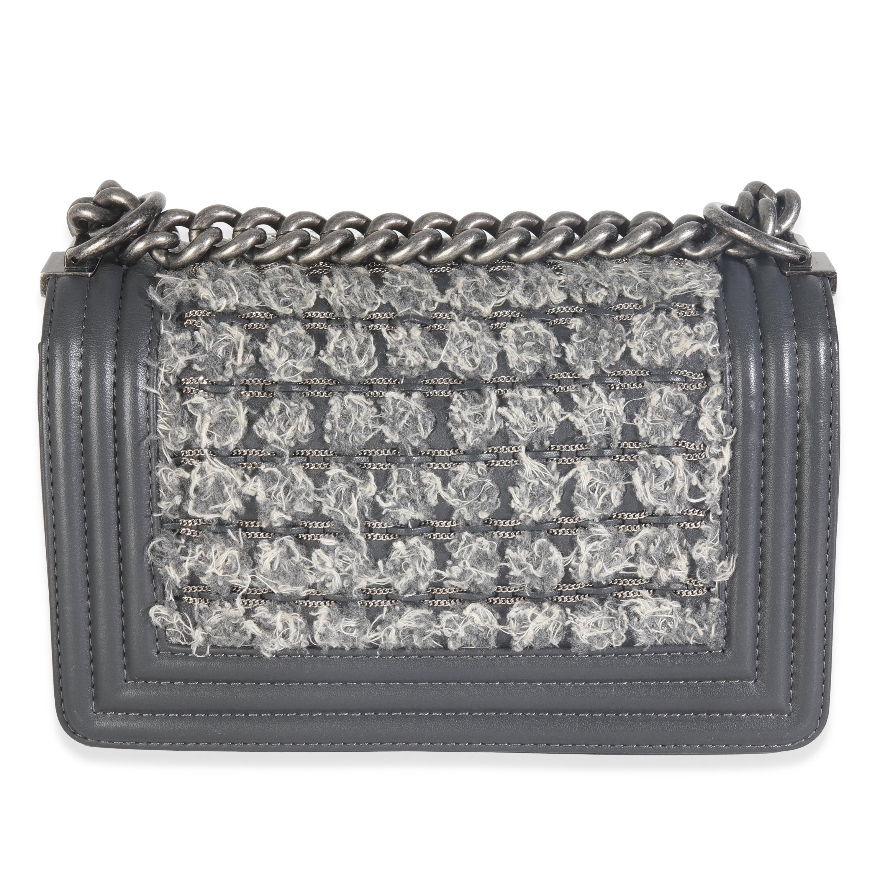 Noir Chanel - Petit sac à main en tweed gris et en cuir de veau noir en vente