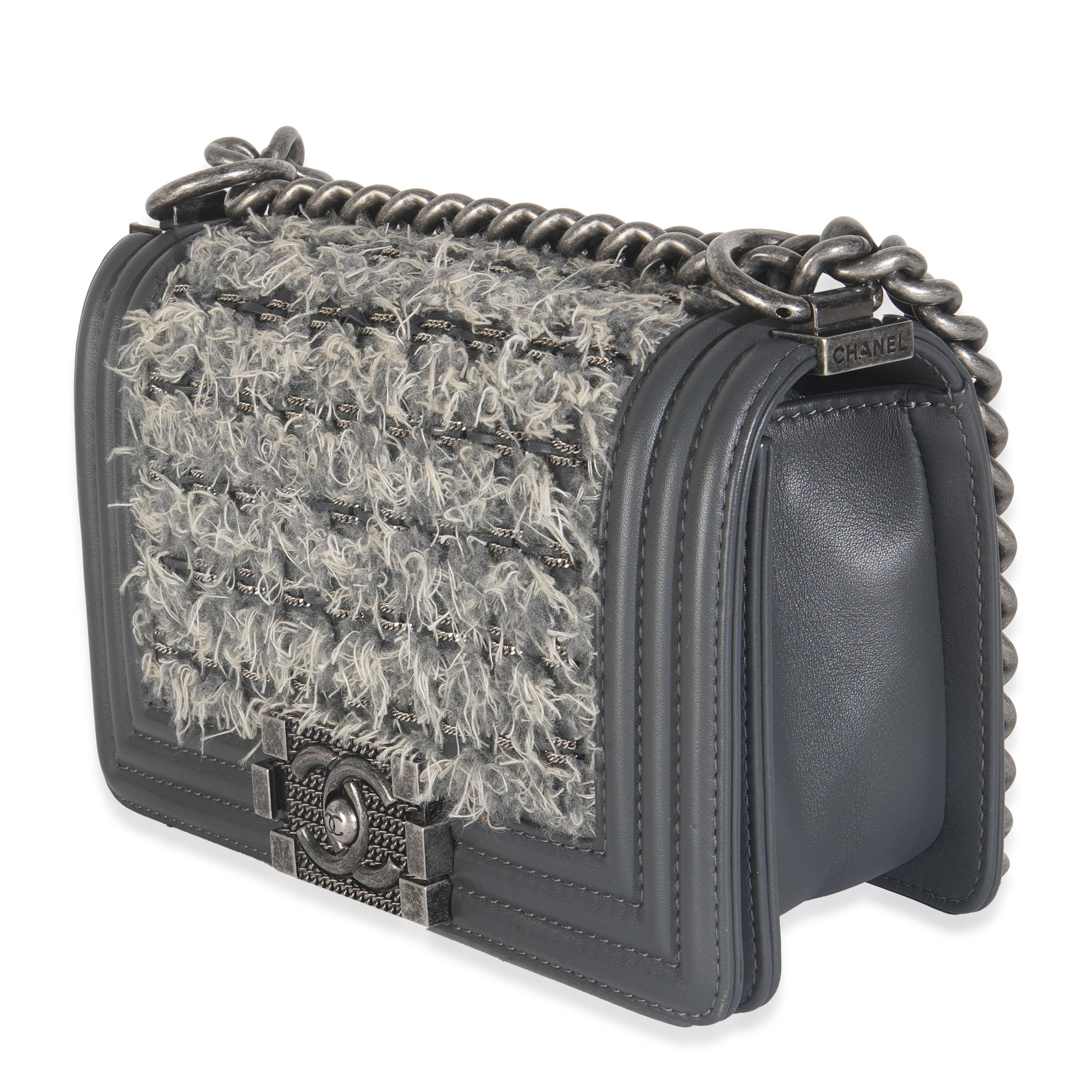 Chanel - Petit sac à main en tweed gris et en cuir de veau noir Bon état - En vente à New York, NY