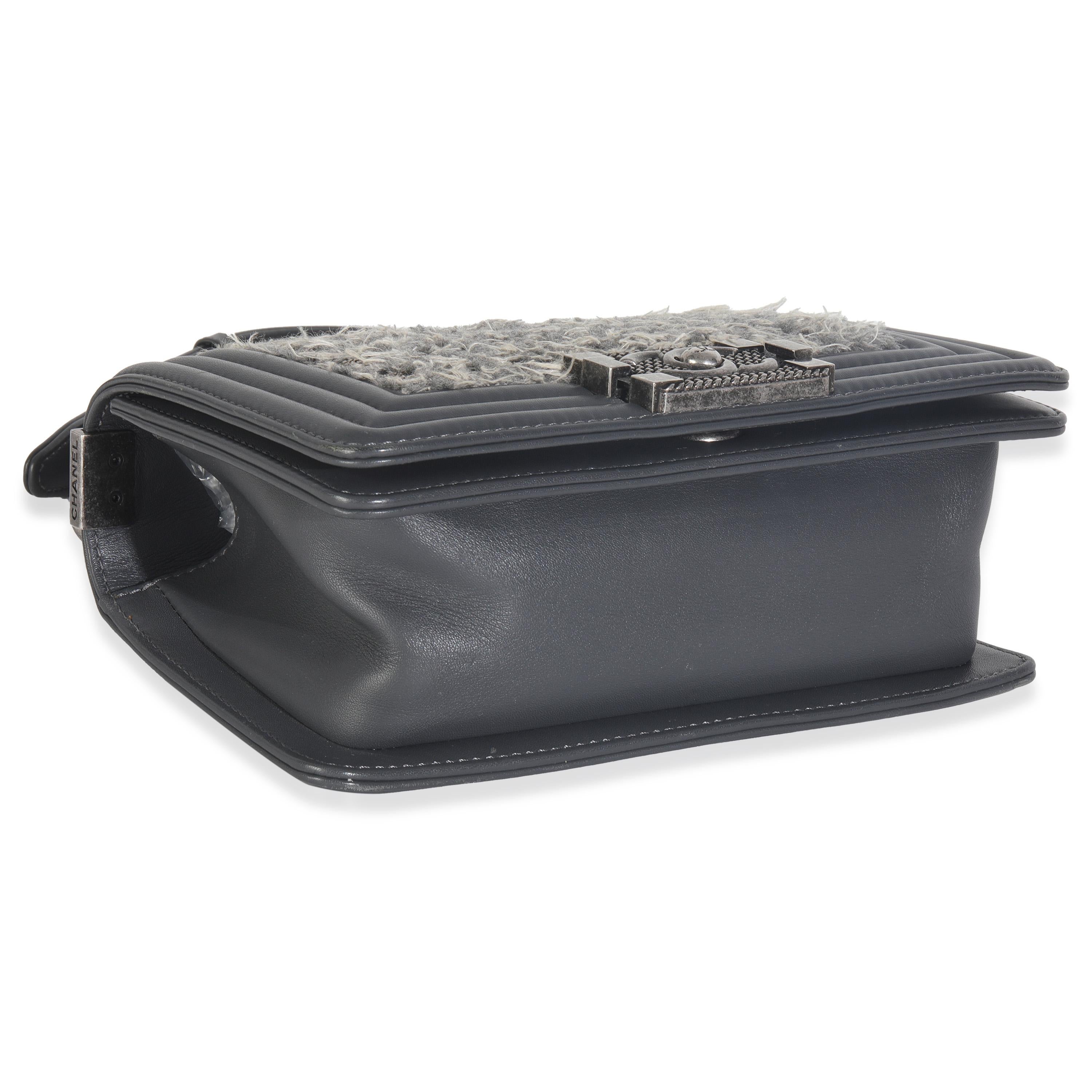Chanel - Petit sac à main en tweed gris et en cuir de veau noir Pour femmes en vente