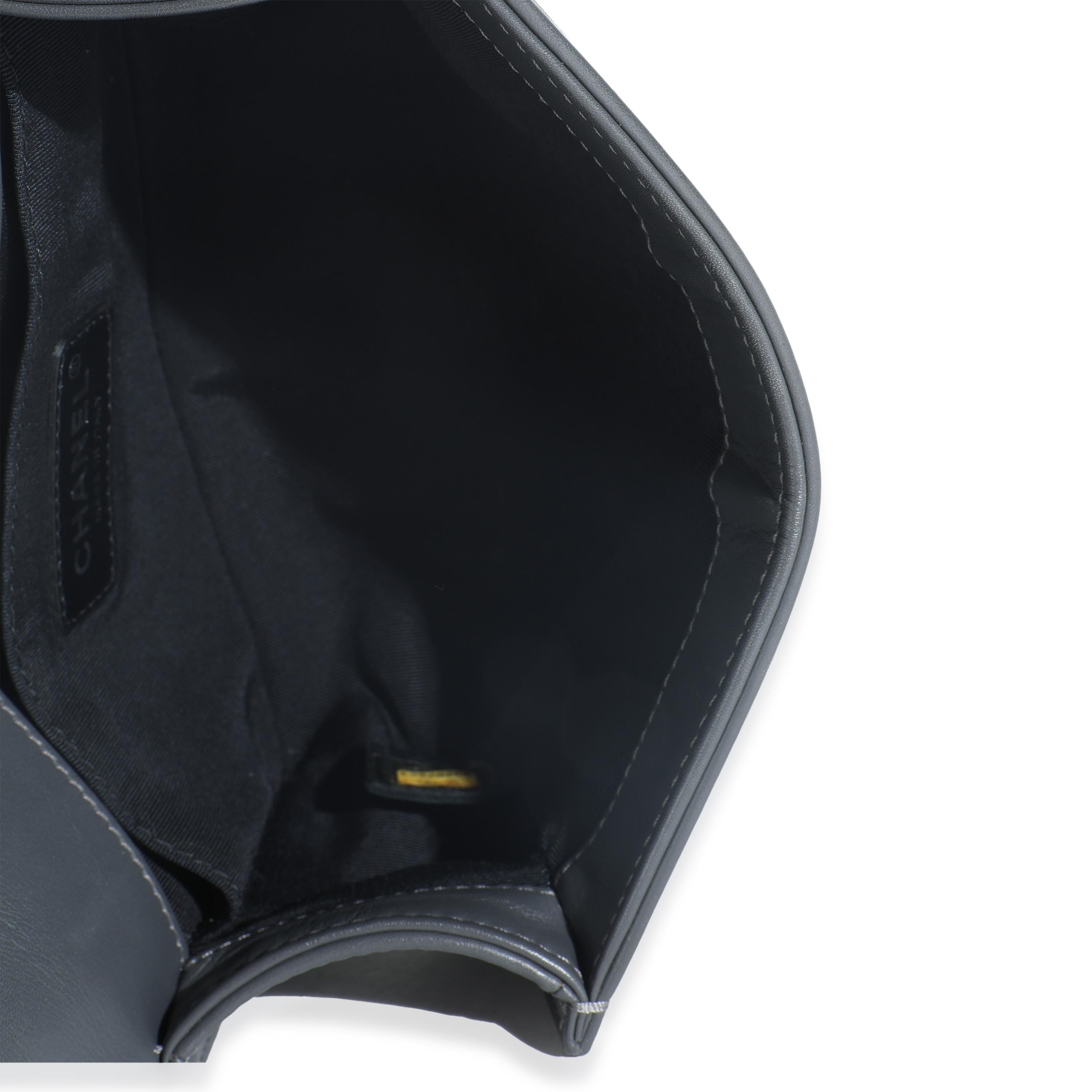 Chanel - Petit sac à main en tweed gris et en cuir de veau noir en vente 1