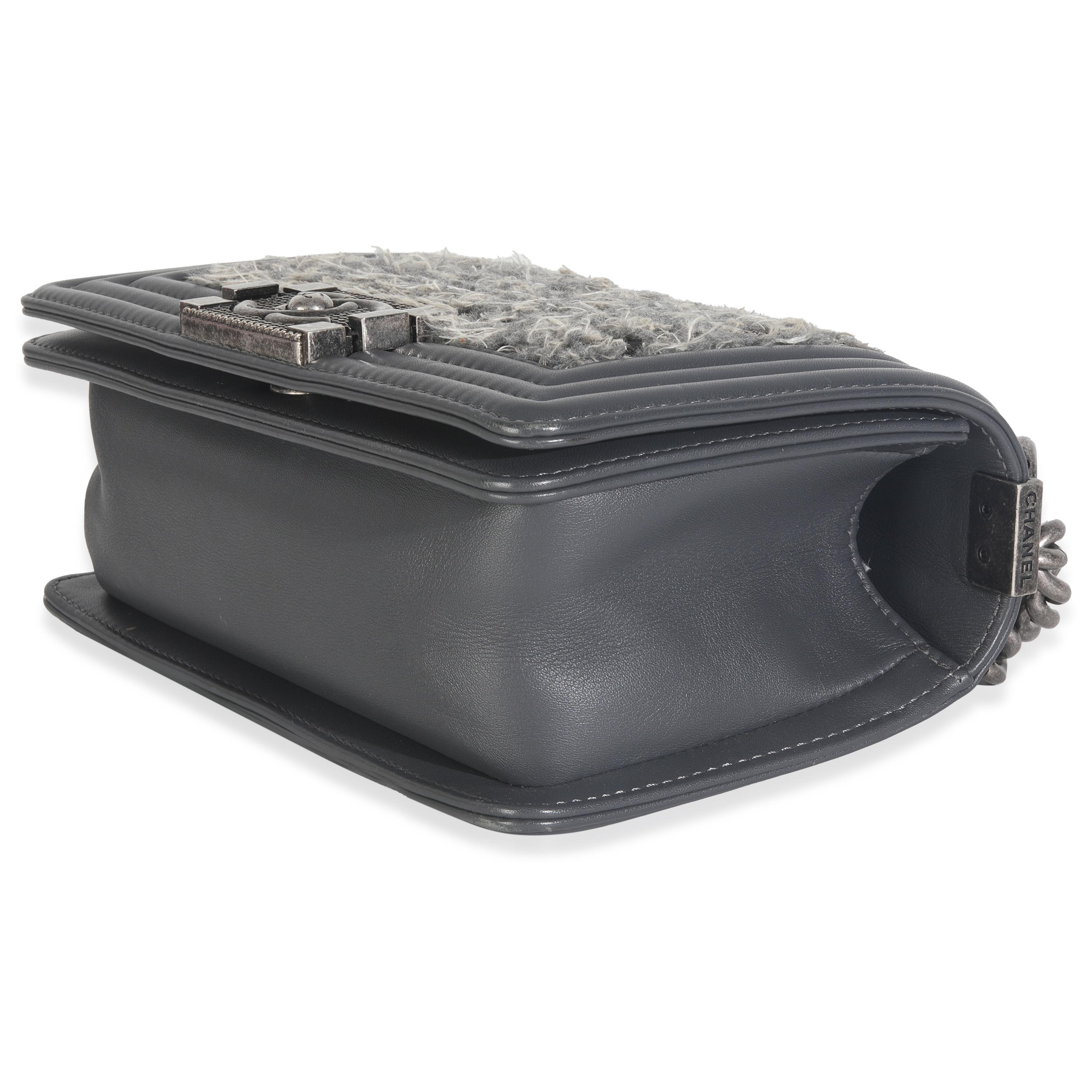 Chanel - Petit sac à main en tweed gris et en cuir de veau noir en vente 3