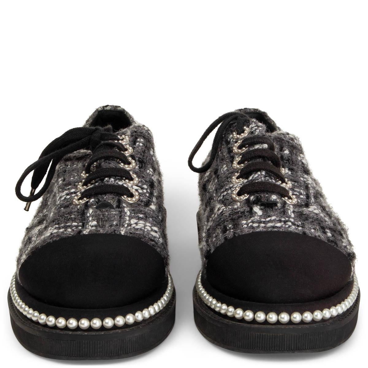 100% authentic Chanel dress shoes in grey and white tweed and a black grosgrain cap. Heel with CC logo pearl embellishment and eyelets. They flaunt faux pearl trim on the midsoles and come equipped with leather lined insoles and solid rubber soles.