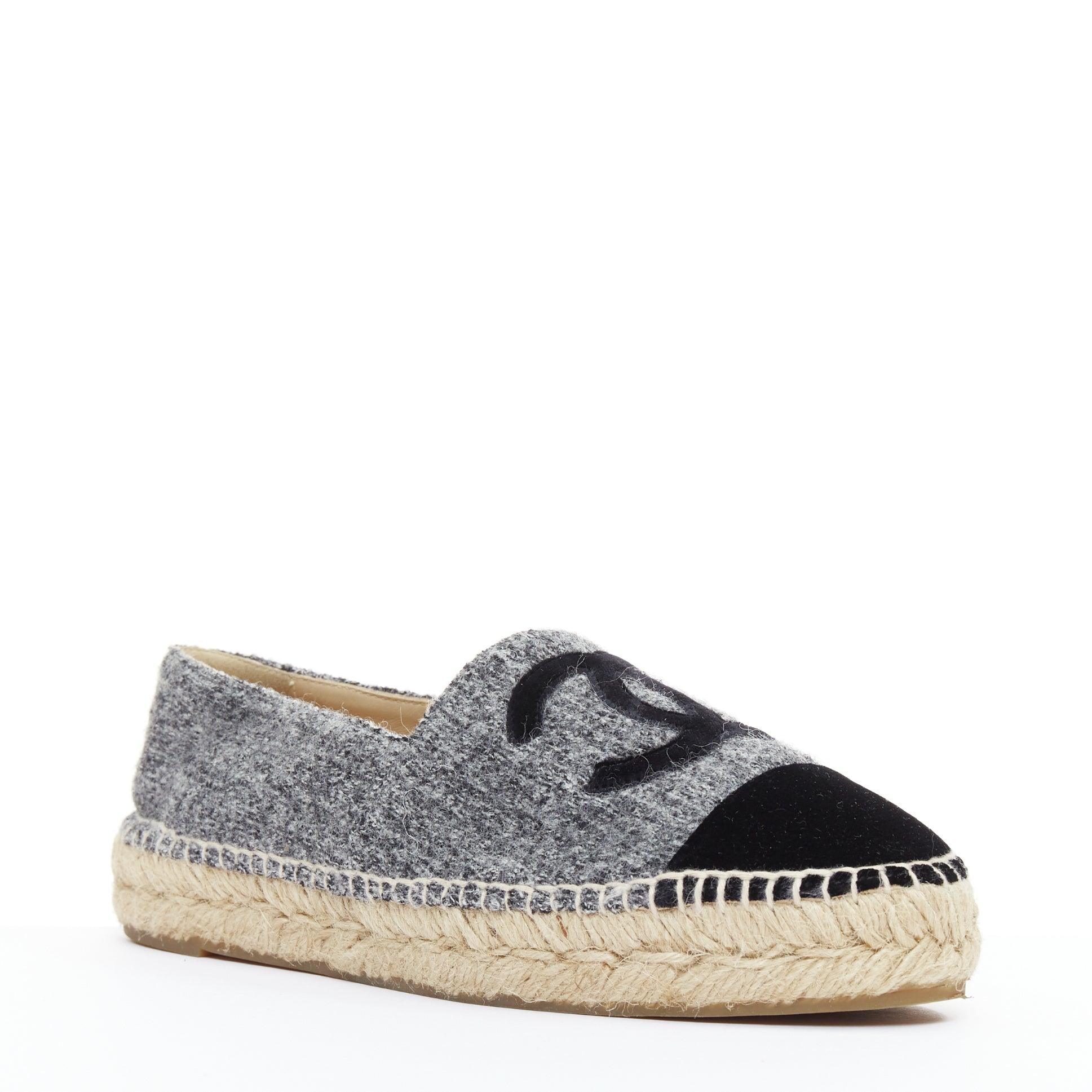 CHANEL grey tweed velvet CC logo toe cap espadrille shoes EU38
Reference: CNPG/A00147
Brand: Chanel
Designer: Karl Lagerfeld
Material: Tweed, Jute
Color: Grey, Black
Pattern: Solid
Closure: Slip On
Lining: Nude Leather
Extra Details: Chanel Wool