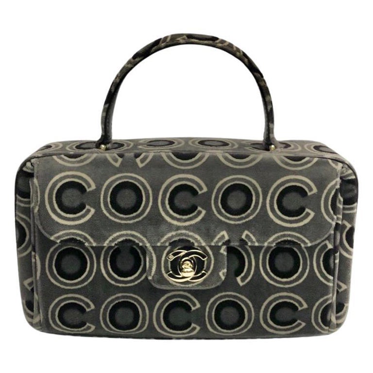 Bolso con asa de solapa Coco Chanel de terciopelo gris en venta