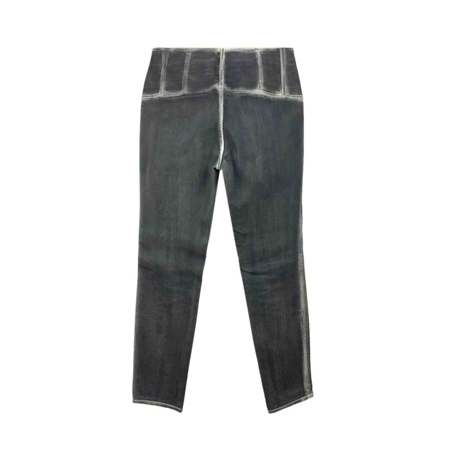 Chanel grey washed out denim jeans. It features belt loops, button and zip closure on the front and skinny design. Designed button. Composition: 98% cotton, 2% elastane. Size 38 FR (it should correspond to a SMALL size) Details MATERIAL: Denim -